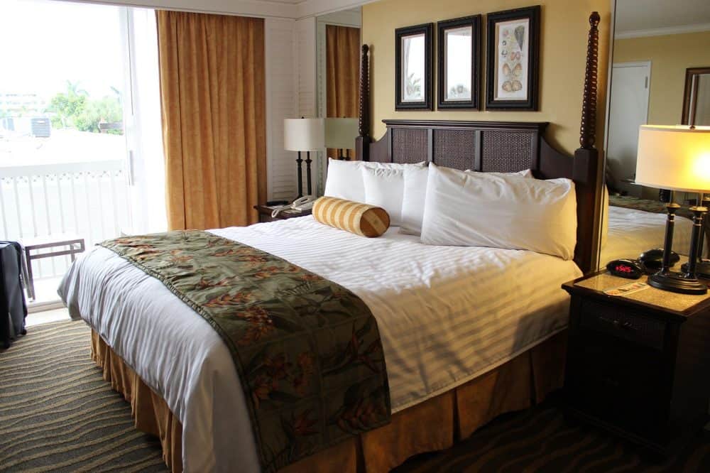 מיטה זוגית במלון