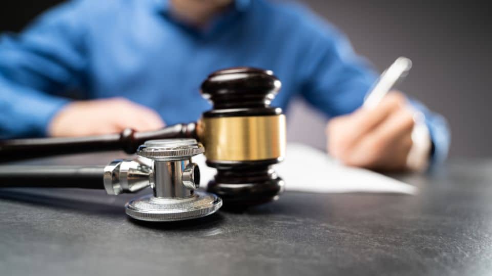 האם חייבים חוות דעת על פי חוק בתביעות רשלנות רפואית?